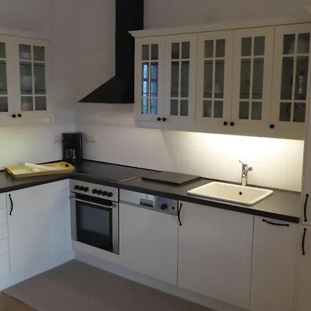 Gut-rattelvitz-parterre-b-hochwertig-sauna-kamin-etankstelle-spielscheune-15-000qm-parkland דירה