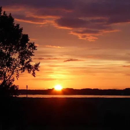 Gut-rattelvitz-parterre-b-hochwertig-sauna-kamin-etankstelle-spielscheune-15-000qm-parkland דירה