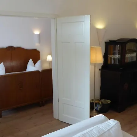 Gut-rattelvitz-parterre-b-hochwertig-sauna-kamin-etankstelle-spielscheune-15-000qm-parkland דירה