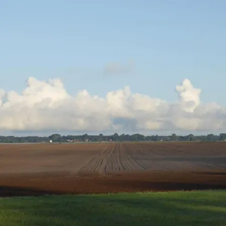 Gut-rattelvitz-parterre-b-hochwertig-sauna-kamin-etankstelle-spielscheune-15-000qm-parkland