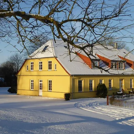 Gut-rattelvitz-parterre-b-hochwertig-sauna-kamin-etankstelle-spielscheune-15-000qm-parkland דירה *