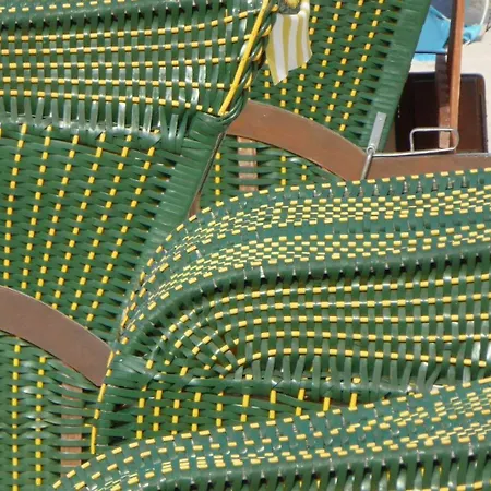 Gut-rattelvitz-parterre-b-hochwertig-sauna-kamin-etankstelle-spielscheune-15-000qm-parkland דירה *