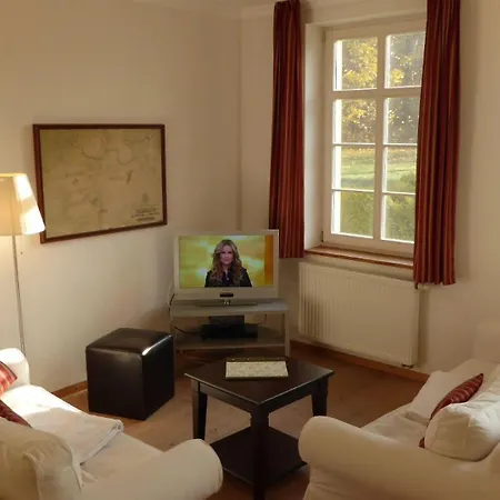 Gut-rattelvitz-parterre-b-hochwertig-sauna-kamin-etankstelle-spielscheune-15-000qm-parkland דירה *