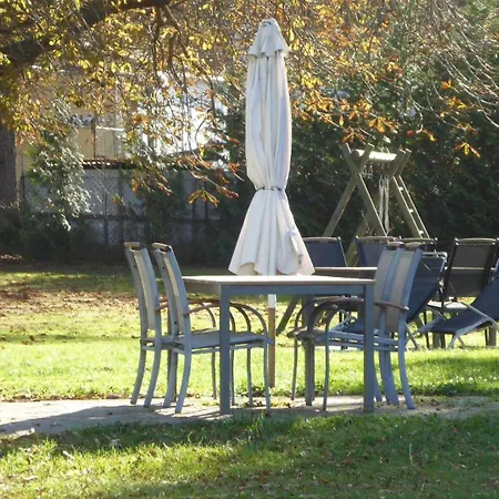 Gut-rattelvitz-parterre-b-hochwertig-sauna-kamin-etankstelle-spielscheune-15-000qm-parkland דירה