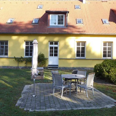 Gut-rattelvitz-parterre-b-hochwertig-sauna-kamin-etankstelle-spielscheune-15-000qm-parkland דירה *