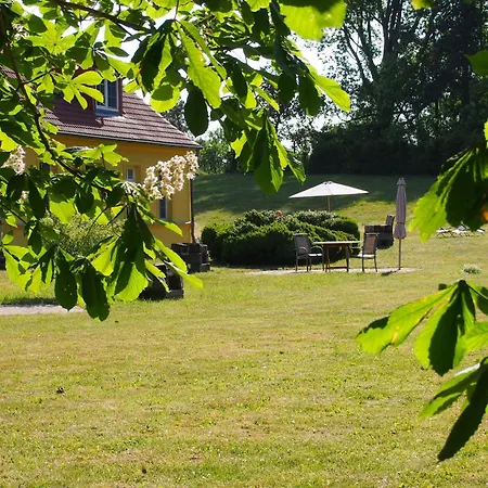 Gut-rattelvitz-parterre-b-hochwertig-sauna-kamin-etankstelle-spielscheune-15-000qm-parkland דירה