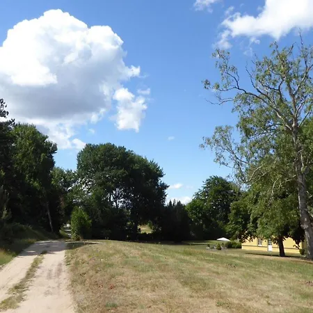 Gut-rattelvitz-parterre-b-hochwertig-sauna-kamin-etankstelle-spielscheune-15-000qm-parkland דירה