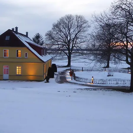 Gut-rattelvitz-parterre-b-hochwertig-sauna-kamin-etankstelle-spielscheune-15-000qm-parkland