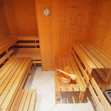 Gut-rattelvitz-parterre-b-hochwertig-sauna-kamin-etankstelle-spielscheune-15-000qm-parkland דירה