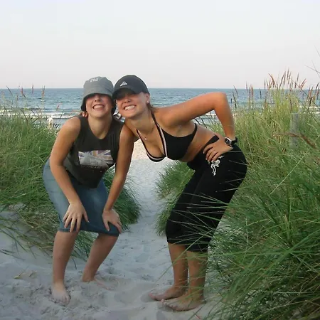 Gut-rattelvitz-parterre-b-hochwertig-sauna-kamin-etankstelle-spielscheune-15-000qm-parkland דירה *