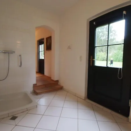 Gut-rattelvitz-parterre-b-hochwertig-sauna-kamin-etankstelle-spielscheune-15-000qm-parkland דירה Gingst