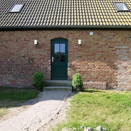 Gut-rattelvitz-parterre-b-hochwertig-sauna-kamin-etankstelle-spielscheune-15-000qm-parkland דירה